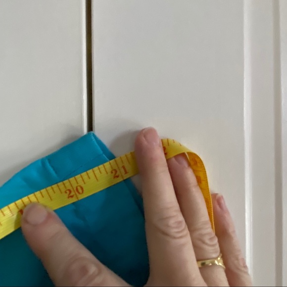 Versailles Capri Cropped Linen Pants - Picture 8 of 8